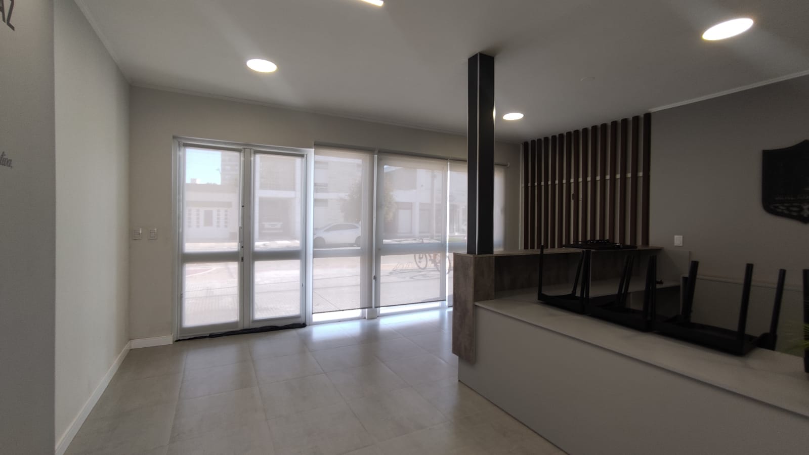 .Screen 5_ blanco- gris